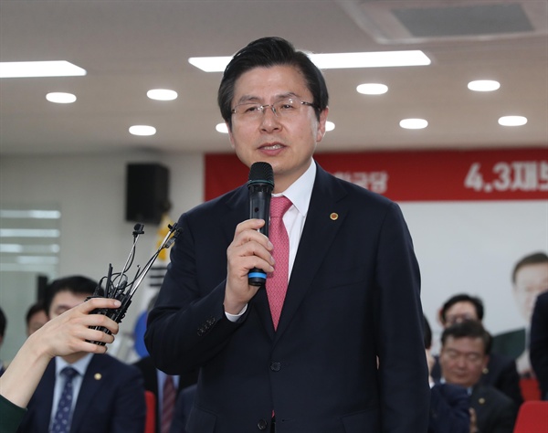 자유한국당 황교안 대표가 3일 밤 서울 영등포구 중앙당사에서 4.3 보궐선거 개표방송을 끝까지 지켜본 후 소회를 밝히고 있다