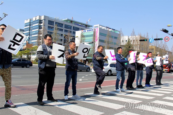  전국민주노동조합총연맹 경남본부, 경남 특수고용노동조합 대표자회의는 4월 4일 경남도청 정문 앞에서 "문재인 정부는 특수고용노동자 노동기본권 보장을 위한 ILO 핵심협약 비준, 노조법 2조 개정을 즉각 추진하라"고 촉구했다.