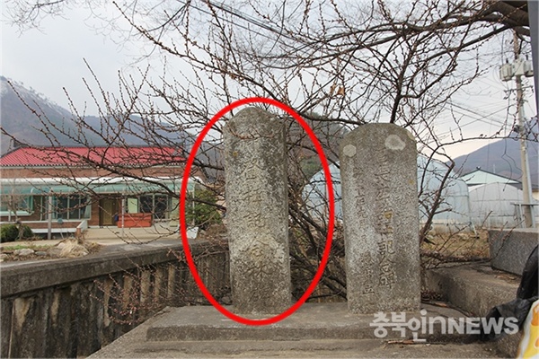  1915년 충북 단양군 영춘면 만종리에 세워진 일왕 즉위기념림비(왼쪽)