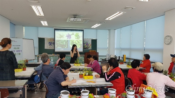 인천시 농업기술센터에서는 지난 2013년부터 도시농업 활성화를 위한 8개 프로그램을 운영해 855회 2만4000여 명을 대상으로 교육을 해왔다. 사진은 찾아가는 원예치유프로그램.