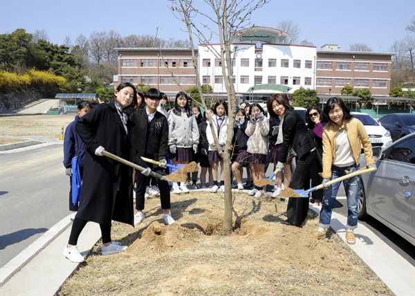 3일 3&#8231;1혁명과 상해임시정부가 100주년을 맞아 충북 진천여자중중학교(교장 윤인숙)에서 뜻깊은 식목행사가 열렸다.