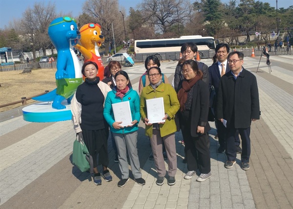 청와대에 청원서를 제출하는 베트남전 민간인학살 피해자들