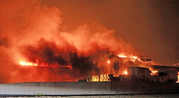 4일 오후 7시 17분께 강원 고성군 토성면 원암리 일대 산불이 확산돼 건물이 불에 타고 있다.