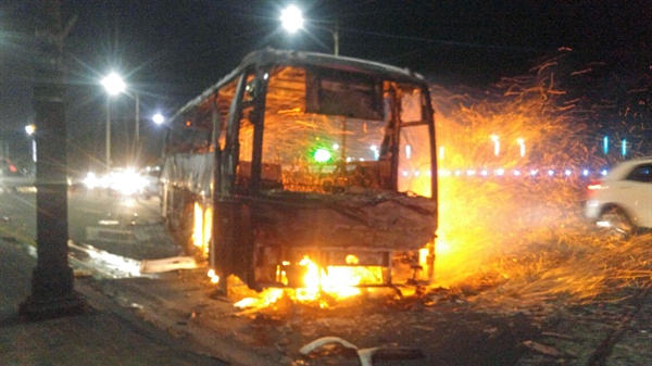 4일 오후 7시 17분께 강원 고성군 토성면 원암리 산에서 난 산불이 확산돼 속초시 한 도로에서 버스가 불에 타는 피해를 입었다.