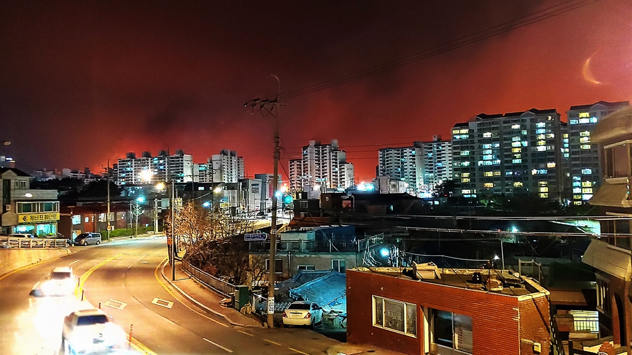 고성산불 고성에서 4일 오후 7시 17분 발생한 산불이 속초 시내 미시령로 인근에서 화염을 느낄 정도로 접근해 왔다. 아파트 주변 하늘이 온통 저녁노을처럼 붉다.