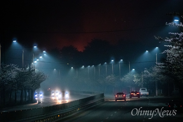 5일 오전 강원도 속초 장사동 일대 야산에 전날 강원도 고성에서 시작된 산불이 옮겨와 임야를 태우고 있다. 
