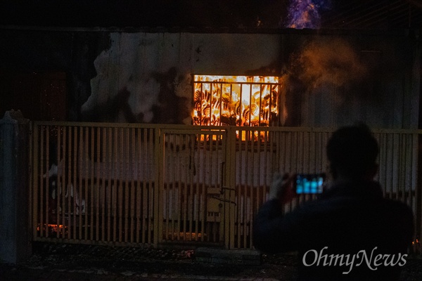 5일 오전 강원도 속초 동명동 일대 주택가에 전날 강원도 고성에서 시작된 산불이 옮겨와 주택가의 창고를 태우고 있다.