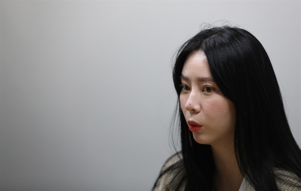 윤지오 "진상조사단, 과거 부실수사 '미안하다' 사과" 배우 고 장자연 씨 사건에 대한 증언을 이어가고 있는 동료 배우 윤지오 씨가 4일 오후 서울 시내 모처에서 연합뉴스 취재진과 인터뷰하고 있다.