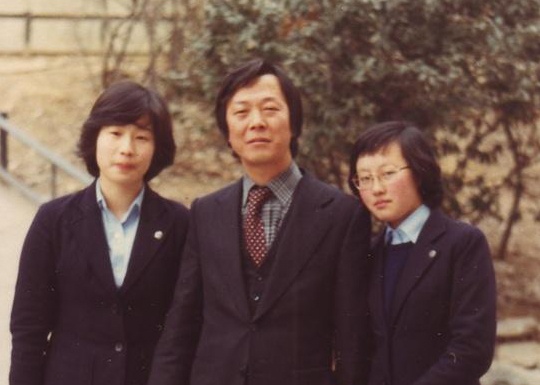 1982. 2. 그의 졸업식날 기념촬영(왼쪽부터 고순영, 기자, 백영미)