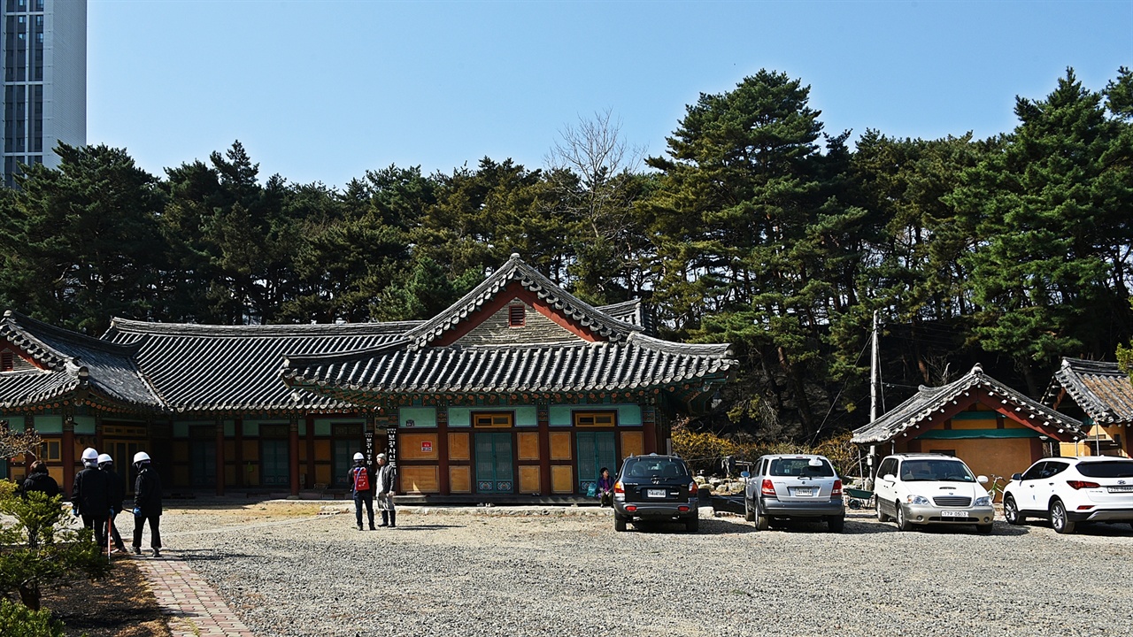 보광사 화마가 스쳐 간 보광사는 주변은 불에 탔으나 사찰과 부속건물은 온전하게 보존됐다.