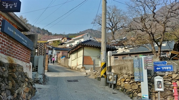 다랭이마을 담벼락에 그려진 벽화와 마을 곳곳의 특색 있는 가게들이 시선을 붙든다. 
