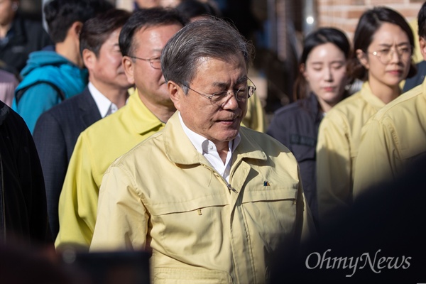  5일 오후 문재인 대통령이 강원도 고성에 임시로 설치한 재난안전본부를 방문과 이재민을 만나고 자리를 떠나고 있다. 