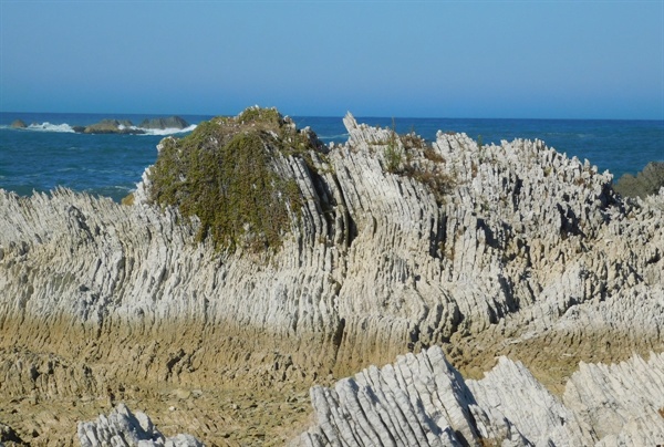 특이한 형상과 모습을 보여주는 바위가 있는 해안.