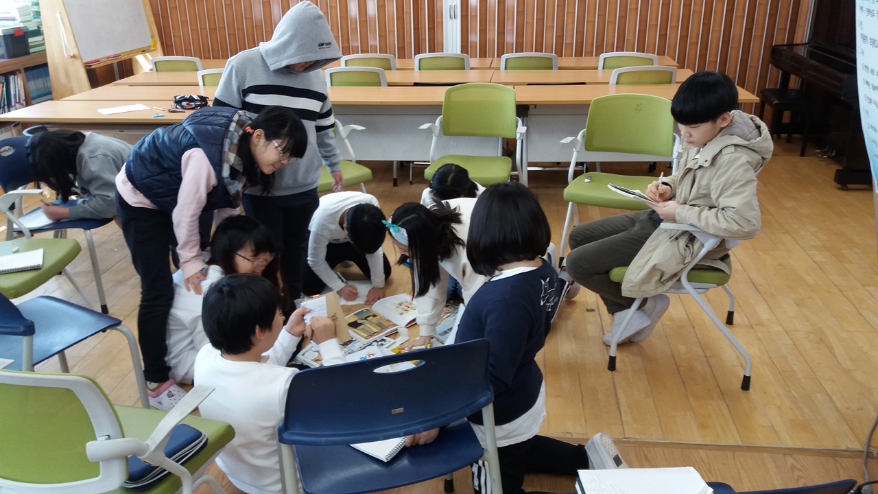 지난 3일, 부산초등학교 5학년 학생들은 책 속에서 빙고 게임을 위한 키워드를 찾고 있다.