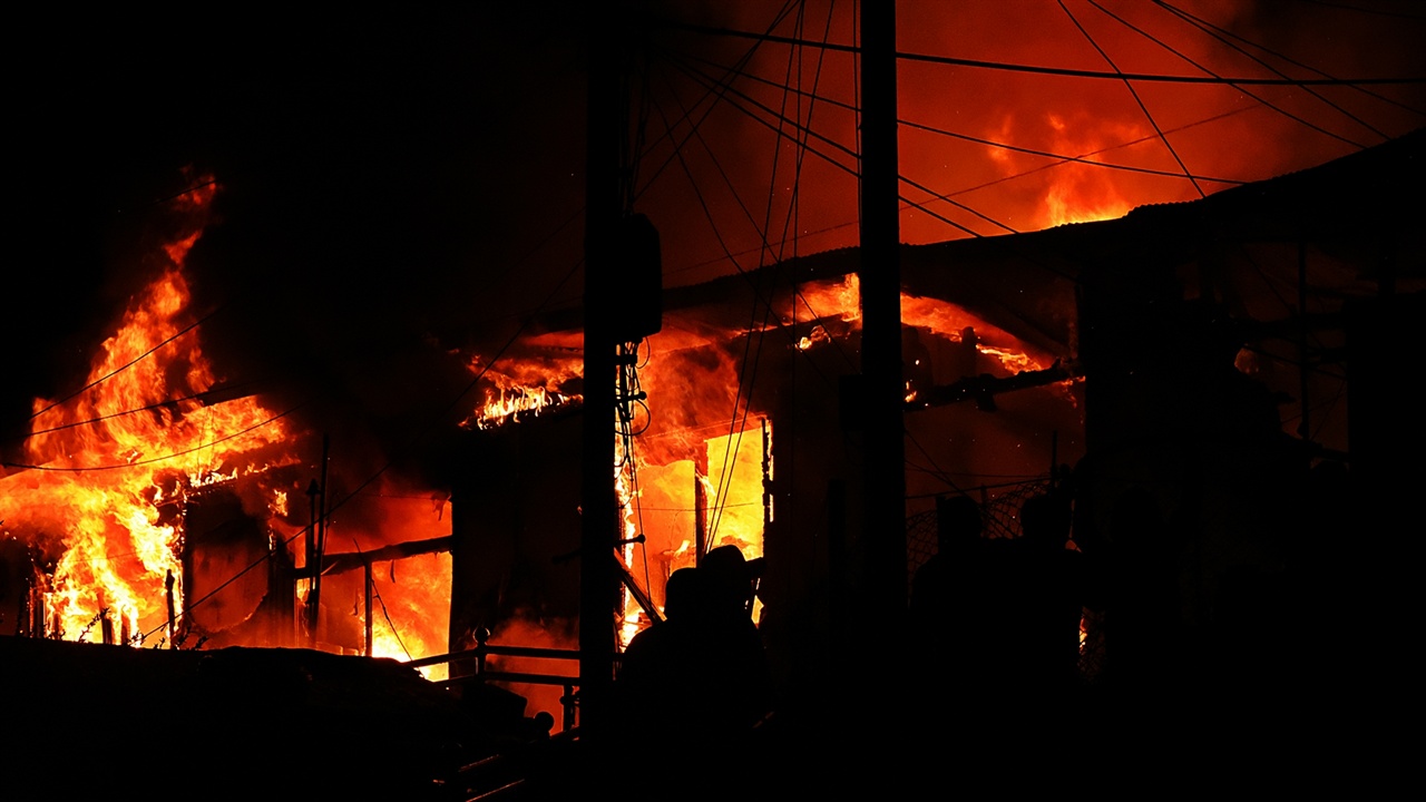 불길에 휩싸인 민가는 채 20분도 안 걸려 지붕이 내려앉았다.