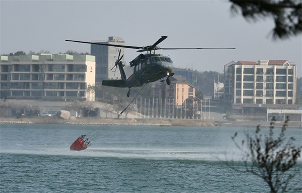 지난 4일 발생한 고성 산불 진화를 위해 헬기가 물을 담고있다.