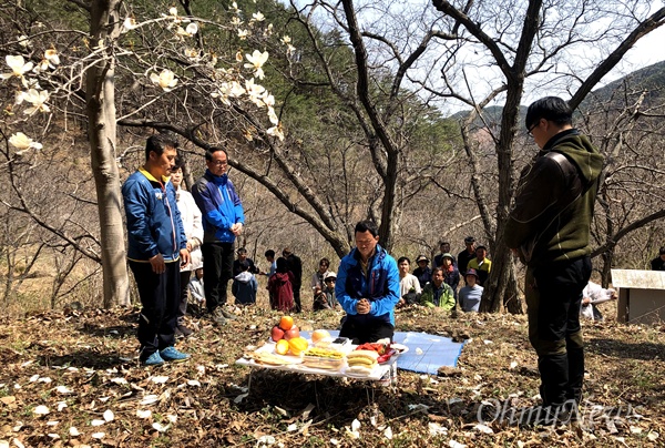 ‘지리산 외공리 민간인학살 진상규명대책위원회’는 4월 6일 오전 외공리 학살현장에서 위령제를 지냈다.