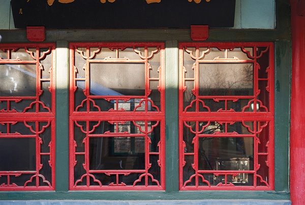 1910년 세운 건축물로 1970년대 이후 40년 넘게 비어 있다, 최근 문화공간으로 다시 태어났다. 주출입문은 6개의 접이문이며, 좌우측에 각각 3개의 창문이 달렸다. 붉은 창문살이 아름답다. 
  