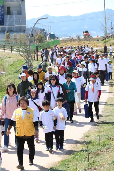 경남 고성군은 6일 백세공원 일원에서 ‘한마음 치매극복 걷기 행사’를 개최했다.