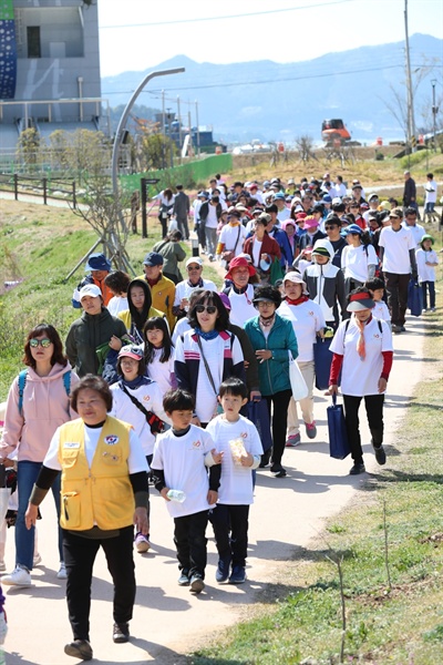  경남 고성군은 6일 백세공원 일원에서 ‘한마음 치매극복 걷기 행사’를 개최했다.