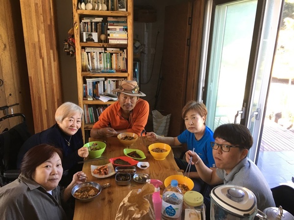  삼달다방에서의 식사. 누가 이용하더라도 불편함 없는 삼달다방의 편안함을 지인들과 나누었다.