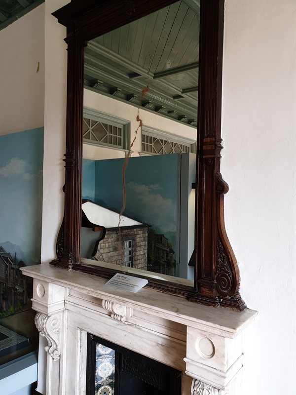 과거 목포일본영사관에서 사용했던 벽난로와 거울, 천장장식 등이 그대로 보존되어있는 목포근대역사관 1관