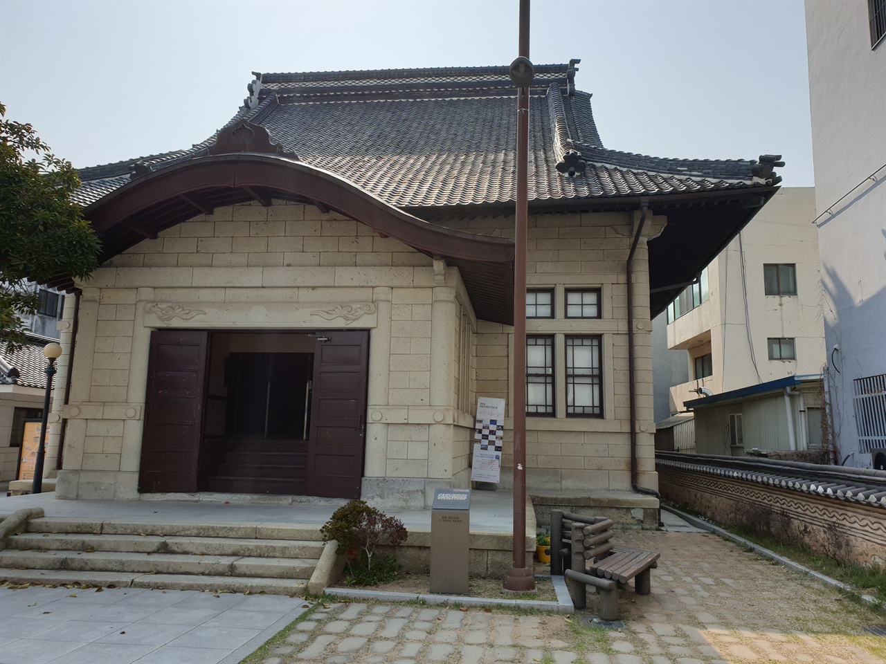 과거 일본불교 사찰이었던 곳을 교회로 사용했고, 지금은 전시공간으로 활용중인 이색적인 모습의 오거리문화센터