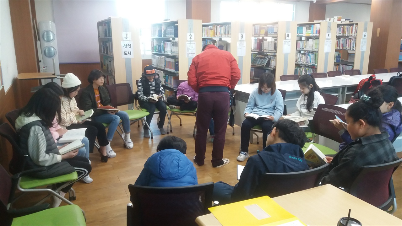 지난 3일 오후 2시무렵부터 장흥초등학교 5~6학년 학생들은 독서토론 수업에 참여했다.