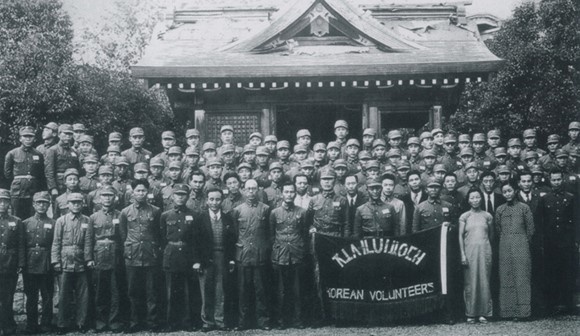 조선의용대 제2지대 항일여전사 김위(사진 맨 앞 줄 오른쪽 여성).
김위 왼쪽 여성은 광주학생운동 서울 2차 여학생시위를 배후 주도한 허정숙이다.