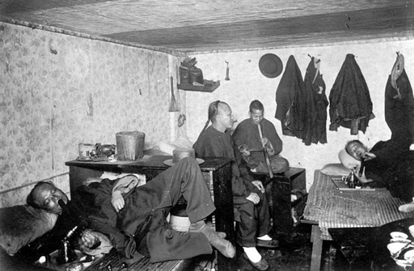 아편에 중독된 1890년대 청나라 사람들. 아편 흡입 장소인 아편굴의 모습. 