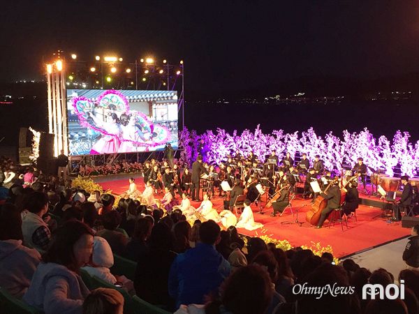 경주 벚꽃축제기간인 지난 5일 보문수상공연장에서 열린 벚꽃음악회 모습