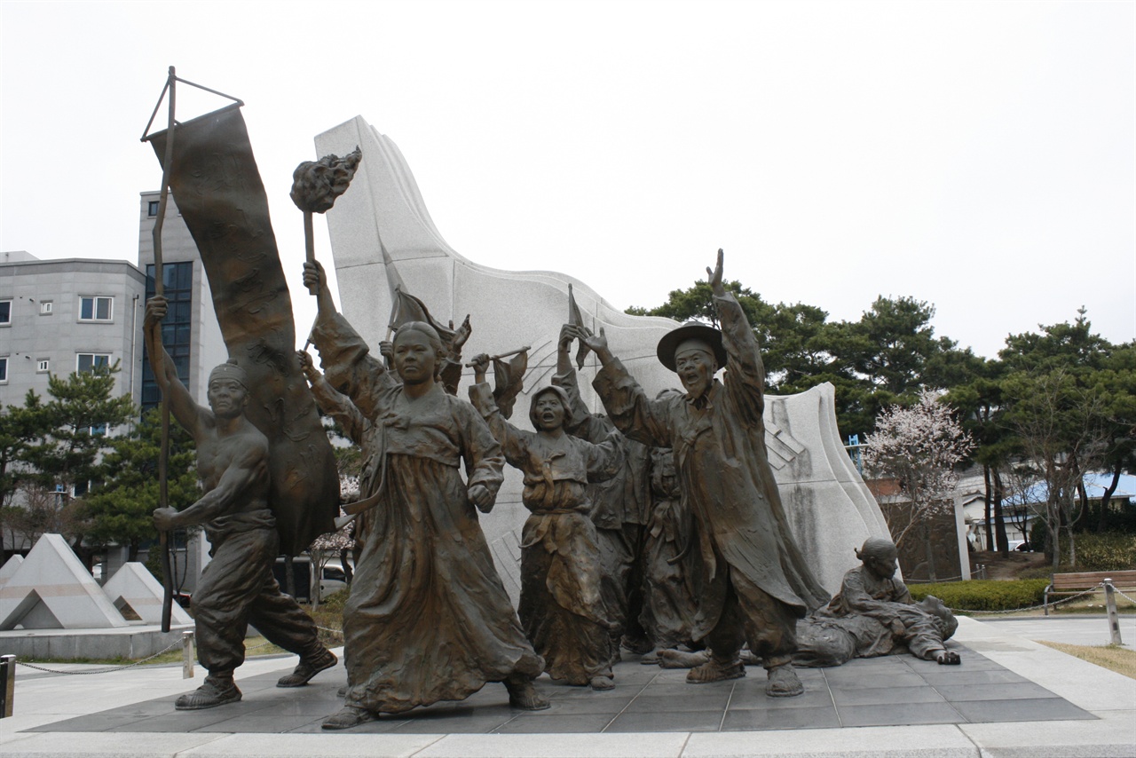 아우내혁명 독립만세기념공원에는 그날을 그려볼 수 있는 다양한 조형물이 마련되어 있다. 