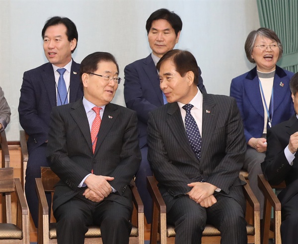 8일 청와대에서 열린 신임 장관 임명장 수여식에서 주영훈 경호처장(오른쪽)과 정의용 국가안보실장이 대화하고 있다