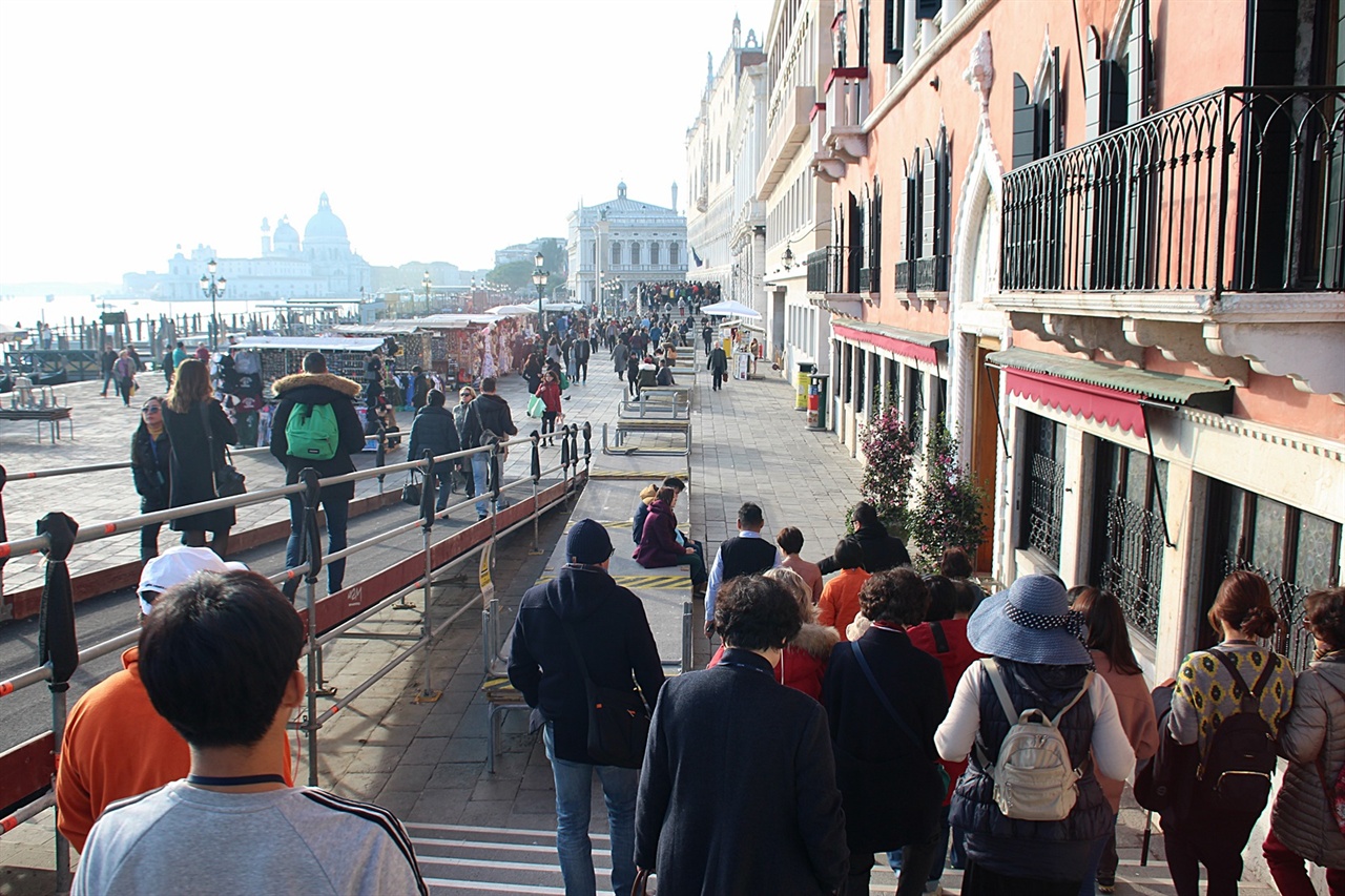 산 자카리아(S.zaccaria) 선착장에 내려 탄식의 다리 방향으로 걸어가고 있는 관광객들 모습