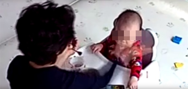 아이가 밥을 먹지 않는다는 이유로 뺨을 때리는 아동학대 혐의 피의자. 부모가 설치한 CCTV 영상 중.