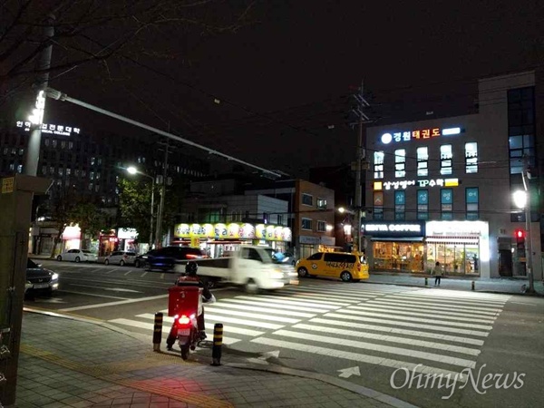  인천시는 어린이 교통사고 사망 제로를 목표로 '우리아이 안심통학로 만들기 사업'을 추진한다. 사진은 야간 횡단보도 투광기.