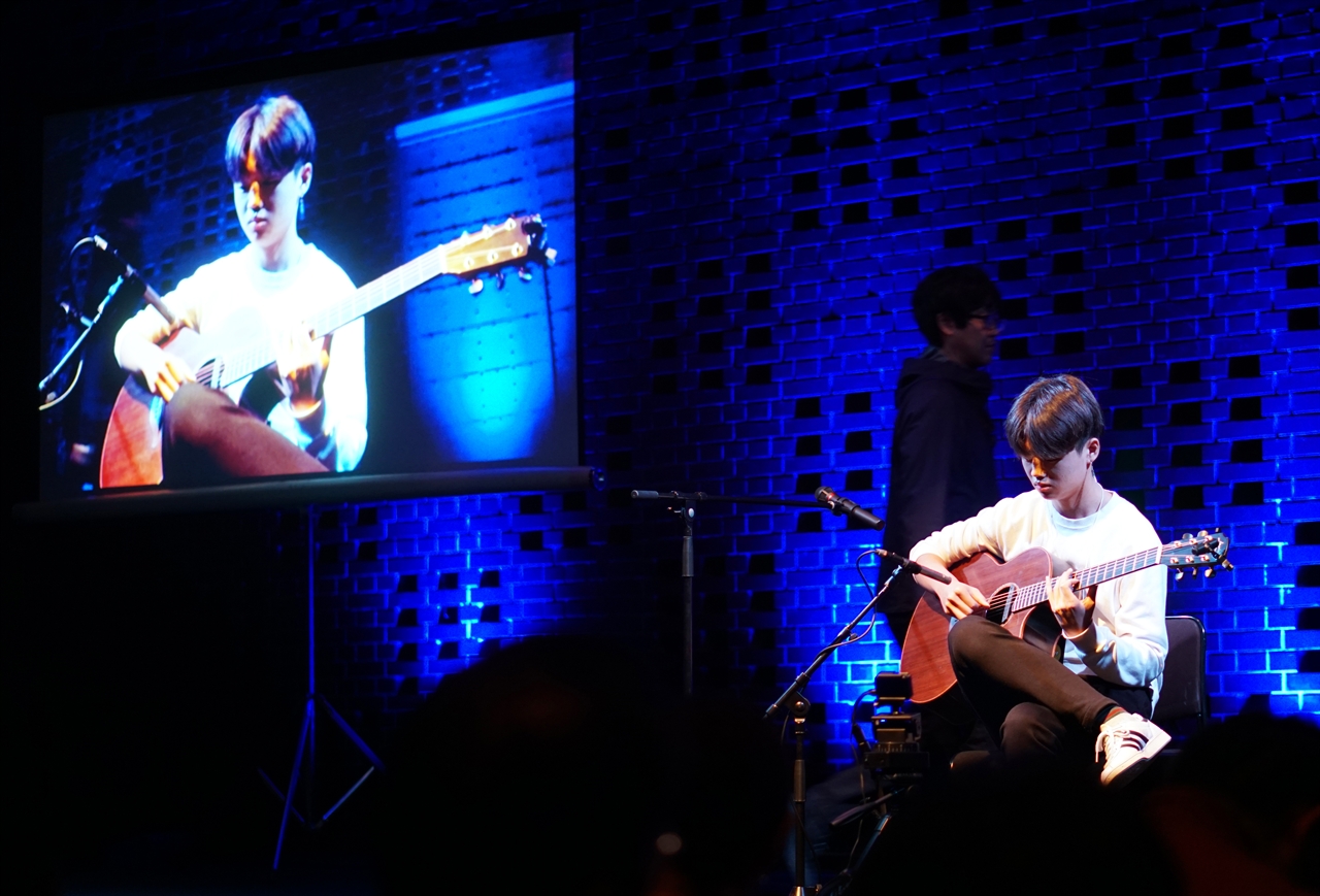  일본 어쿠스틱 기타 대회에서 연주 중인 김영소.