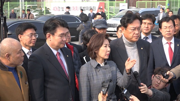 자유한국당 나경원 원내대표와 정진석 의원이 공주보를 찾아 4대강 보 처리방안을 반대했다. 