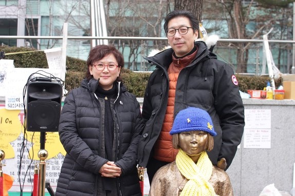  소녀상과 함께하고 있는 김서경, 김윤성 작가 부부