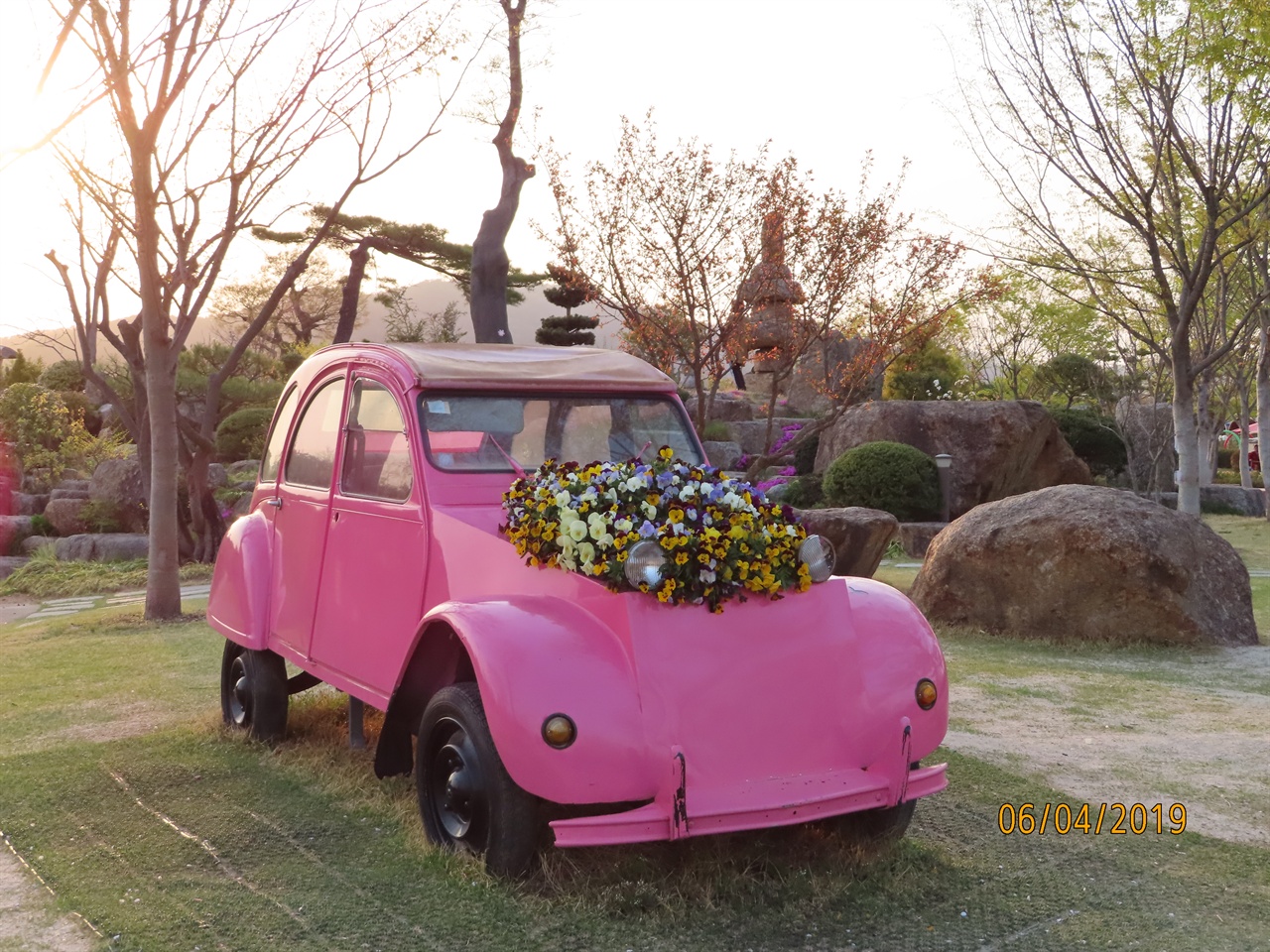 국가정원에는 각기 다른 색을 지닌 딱정벌레 차가 소품으로 전시되어 있다. 