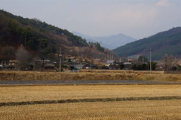 작은맛질마을 정경 야옹정, 춘우재고택, 연곡고택, 함취정 같은 옛집들이 점점이 박혀 맛질의 고색을 짙게 한다. 