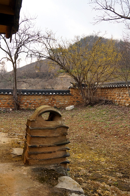 미산고택 뒤뜰 굴뚝 잘 보이지 않은 뒤뜰이라 허세를 부릴 만하지만 그러지 않았다. 거의 장식을 하지 않은 절제된 굴뚝은 대대로 내려오는 이 집안사람들의 성품이 배어 있는 정제품을 보는 것 같다.  