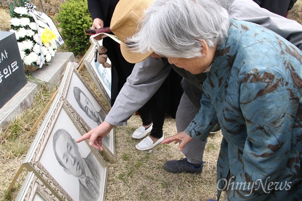 9일 대구 현대공원묘역에서 열린 '4.9인혁열사 추모제'에서 고 도예종 열사의 부인 신동숙씨가 남편의 초상화를 바라보고 있다.