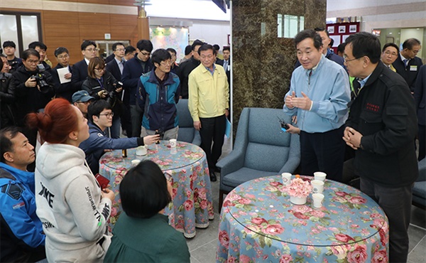 9일  이낙연 국무총리가 산불 피해가 발생한 강원도 속초시 한국토지주택공사 속초연수원을 방문해 이재민들과 간담회를 갖고 있다.