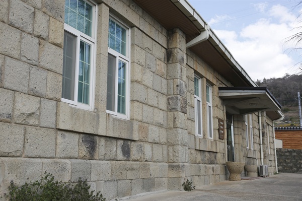 목포공생원에 있는 윤치호·윤학자 기념관 모습. 1961년에 지어진 석조건물로 원아들의 기숙사로 쓰였던 곳이다. 2012년 기념관으로 꾸며졌다.