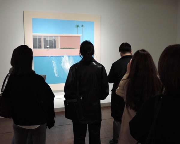 데이비드 호크니 I '더 큰 첨벙_수영장 시리즈' 캔버스에 아크릴물감 242.5×243.9cm 1967 ⓒ David Hockney