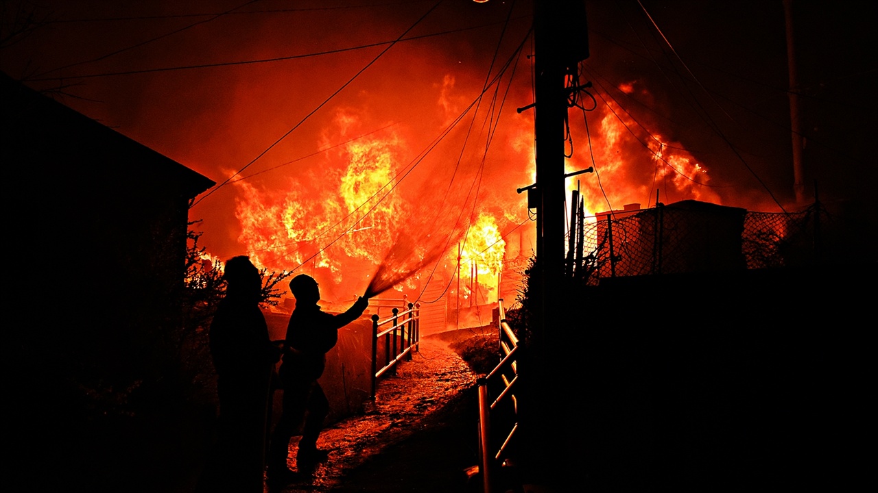 한 채라도 더 불로부터 보호하려고 속초문화회관 직원들이 소방호스를 연결해와 사력을 다해 불길을 차단하기 위해 뜨거운 화염 앞에 맞서고 있다. 