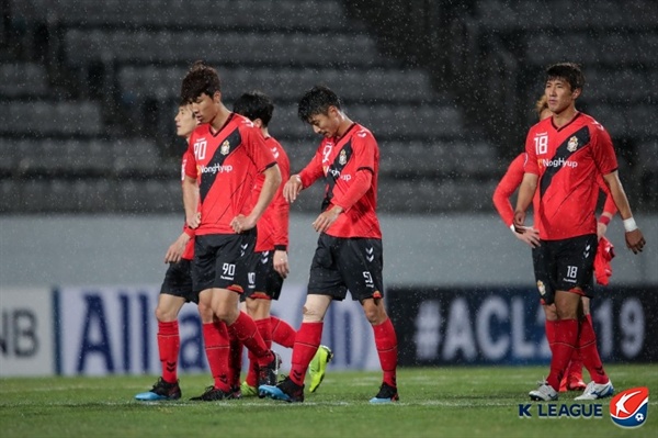  2019년 4월 9일(한국시간) 창원축구센터에서 열린 2019 AFC 챔피언스리그 E조 조별예선 3차전 경남 FC와 가시마 엔틀러스의 경기. 경남 선수들이 패배 후 아쉬워하고 있다.