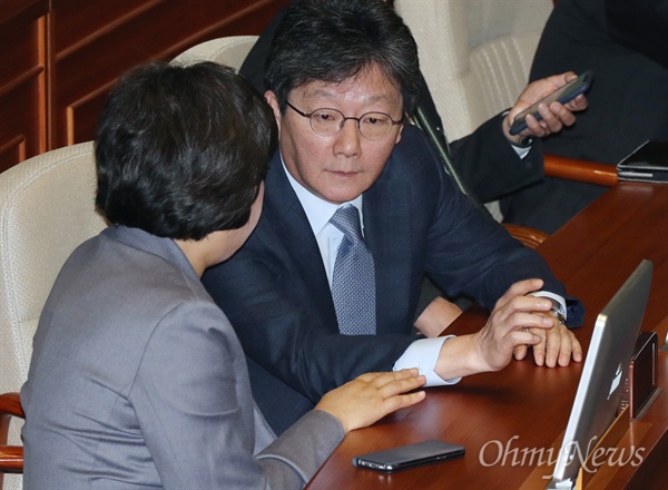 바른미래당 유승민 의원이 지난 3월 12일 자유한국당 나경원 원내대표의 교섭단체 대표연설이 예정된 국회 본회의에 참석해, 같은 당 이혜훈 의원의 이야기를 듣고 있다. 