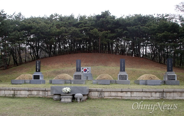 조국 광복을 위해 몸 바친 이봉창·윤봉길·백정기 의사를 모신 묘역. 삼의사 묘 왼편에는 1910년 3월 26일 중국 뤼순 감옥에서 순국한 안중근 의사의 유해를 찾으면 안장하고자 마련한 빈 무덤이 있다. 